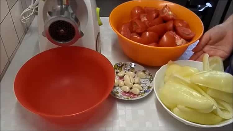Μαγειρεύοντας lecho από αγγούρια