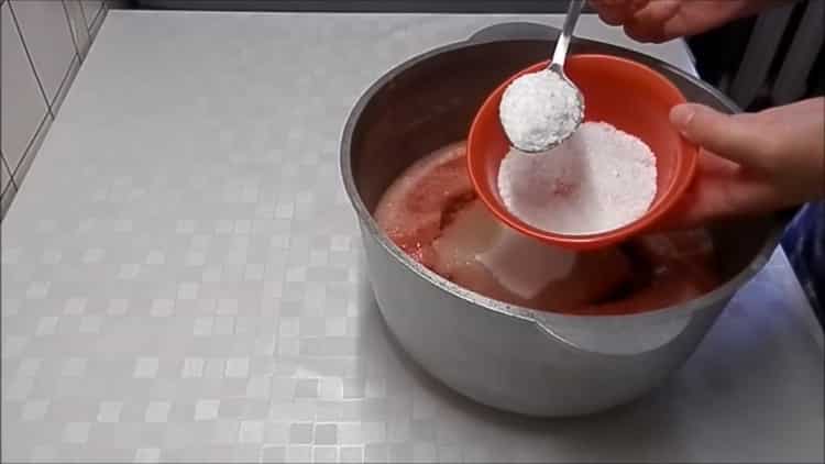 Προσθέστε αλάτι για να προετοιμάσετε το lecho