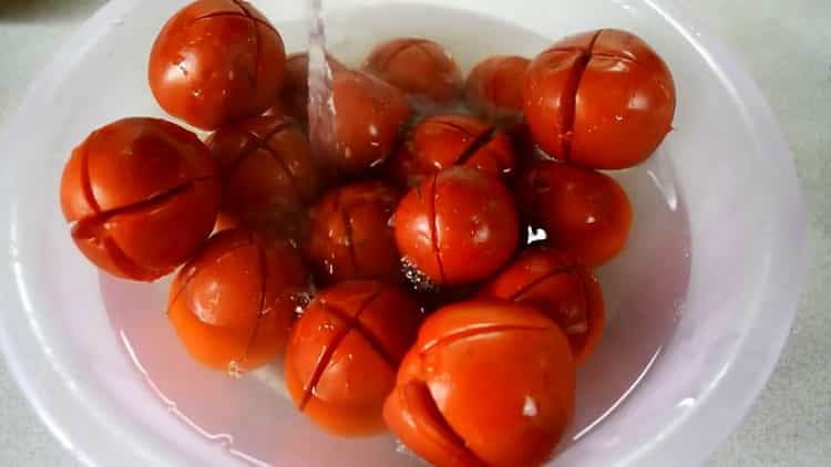 Norėdami paruošti lecho, paruoškite pomidorus