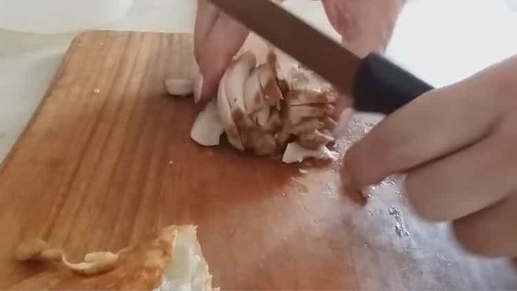 Για το μαγείρεμα, κόψτε το κοτόπουλο