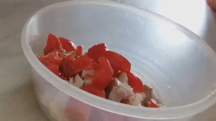 Zum Kochen die Tomaten hacken