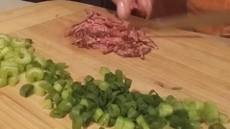 Per cucinare, tagliare la salsiccia
