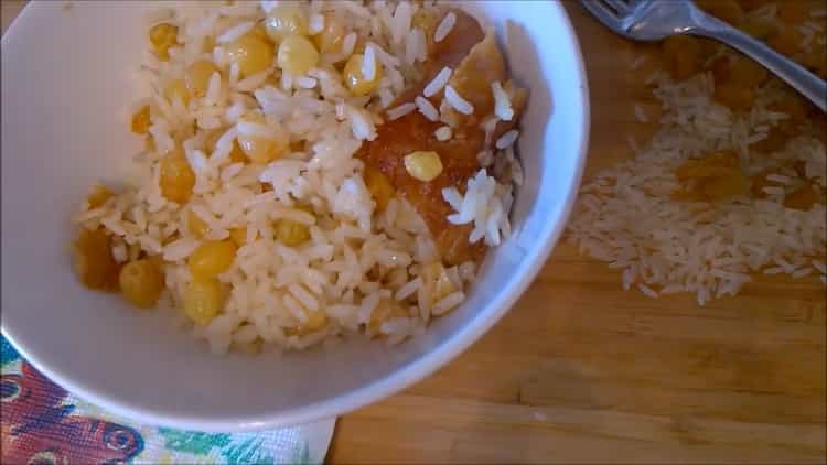il porridge di riso con uvetta è pronto