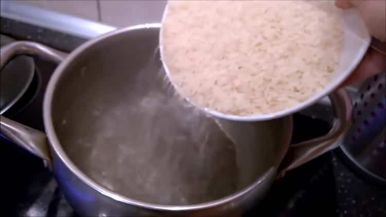 Kuinka keittää riisipuuroa rusinoilla