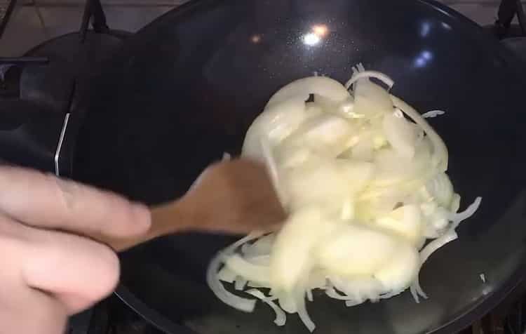 Paista sipuli salaatin valmistamiseksi