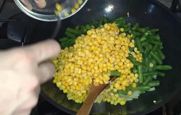 Mischen Sie die Zutaten, um einen Salat zu machen.