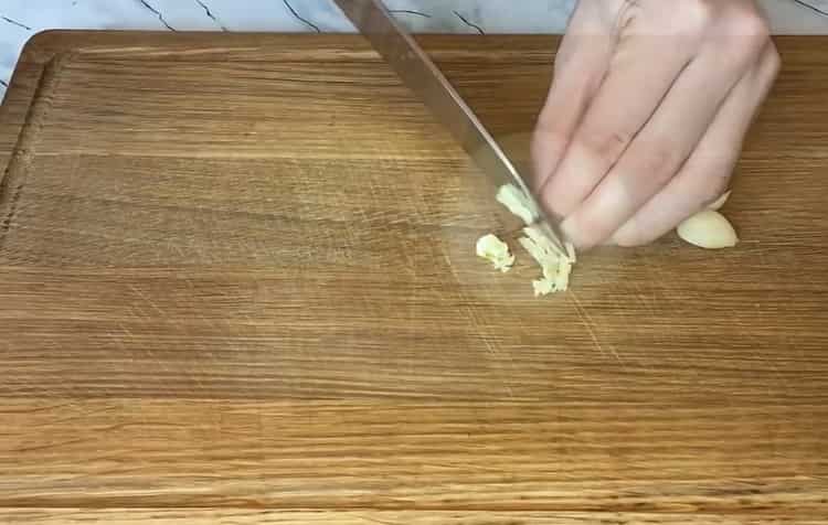 Per preparare un'insalata, tagliare l'aglio