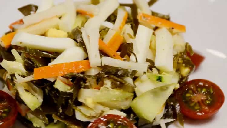 Salat mit Algen und Krabbenstangen