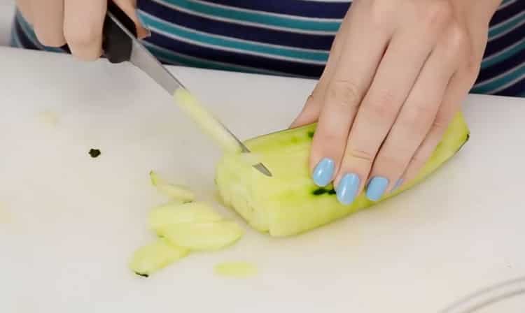 Saláta készítéséhez aprítsa az uborkát