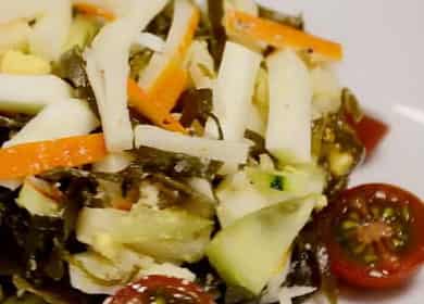 Wie lernt man, wie man einen köstlichen Salat mit Seetang und Krabbenstangen zubereitet?