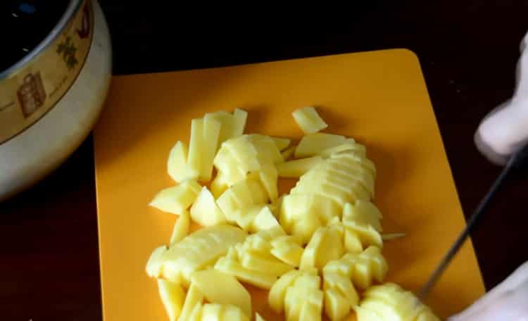 Pro polévku nasekejte brambory