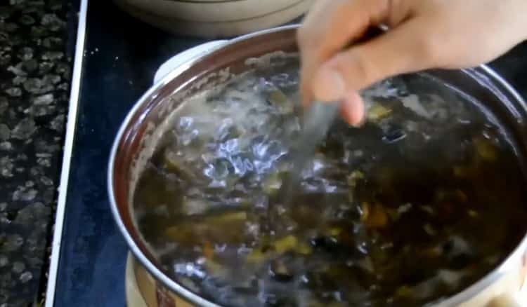 Unisci gli ingredienti per preparare la zuppa.