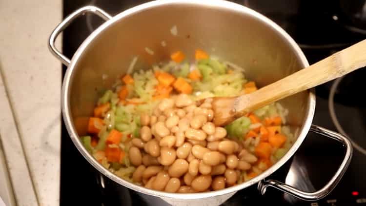 Fügen Sie Bohnen hinzu, um Suppe zu machen