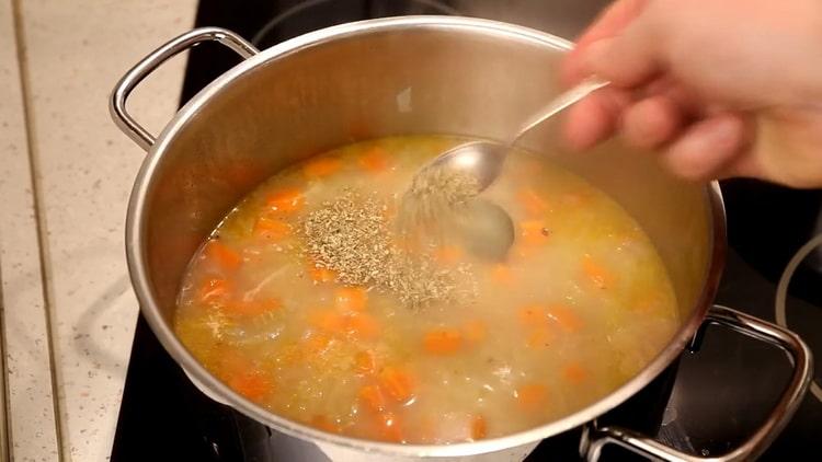 Aggiungi l'origano per preparare la zuppa