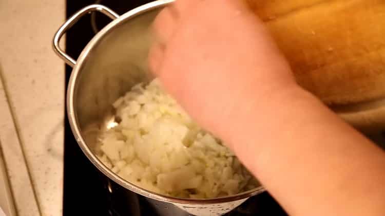 Paista sipuli keiton valmistamiseksi.