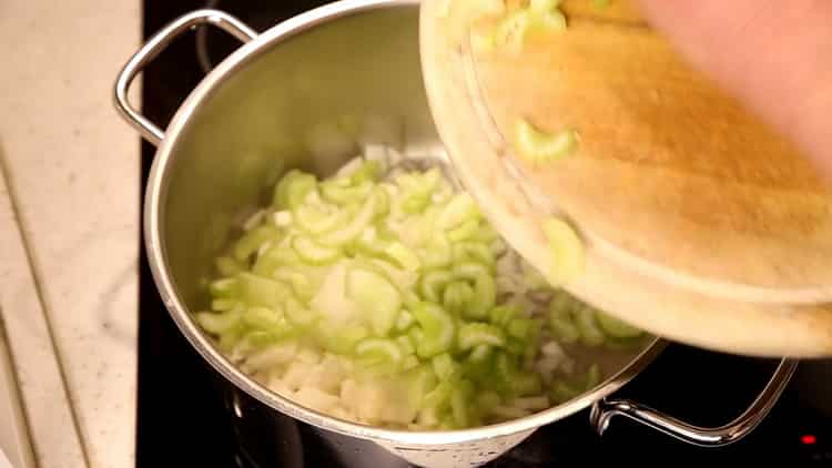 Friggere il sedano per preparare la zuppa