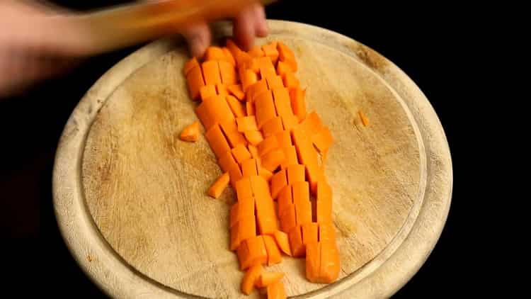Für die Suppe Karotten hacken