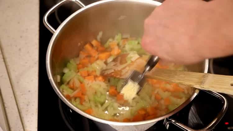 Fügen Sie den Knoblauch hinzu, um die Suppe zu machen.