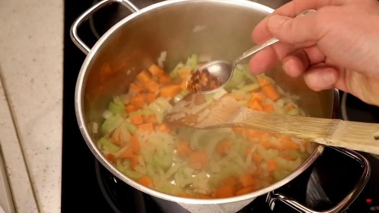 Aggiungi le spezie per preparare la zuppa.