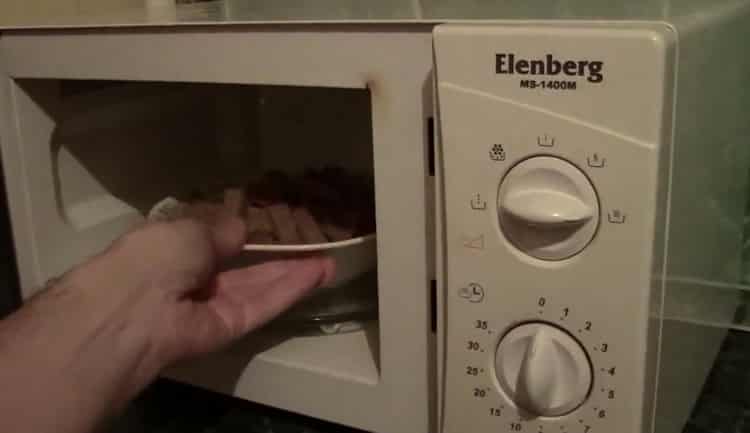 Mga crackers ng microwave: isang hakbang-hakbang na recipe gamit ang mga larawan