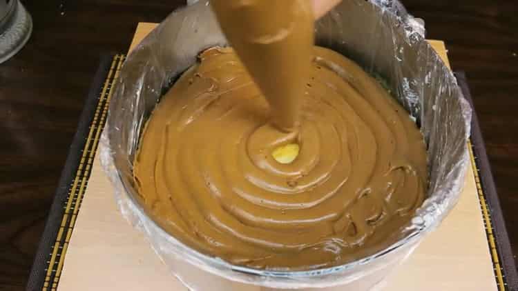 Norėdami pagaminti pyragą, sutepkite biskvitą kremu