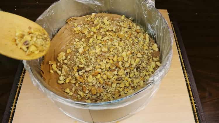 Chcete-li udělat dort, nasekejte ořechy