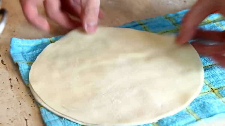 A tortilla készítéséhez vágja ki a tésztát.