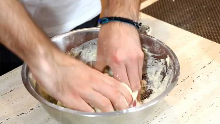 Kombinujte a hněte ingredience, abyste vytvořili tortilla.