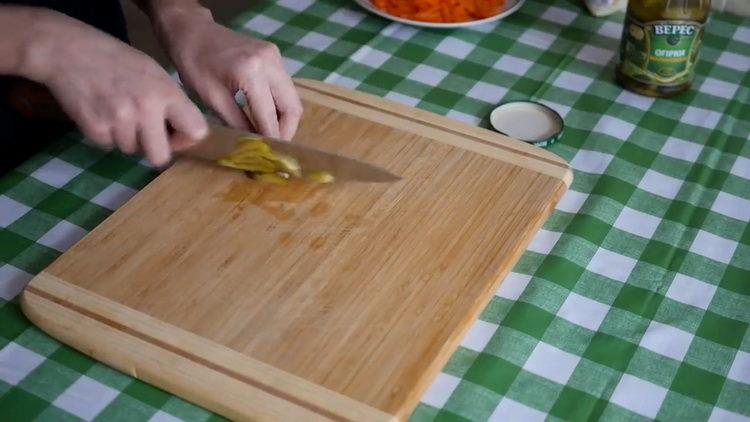 Per cucinare, tagliare il cetriolo