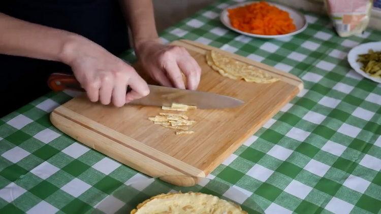 Virimui susmulkinkite omletą