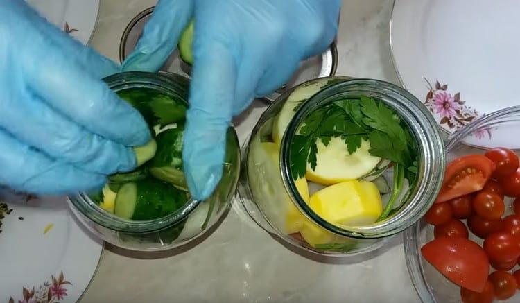 Zeleninu rozložíme do sklenic v náhodném pořadí.
