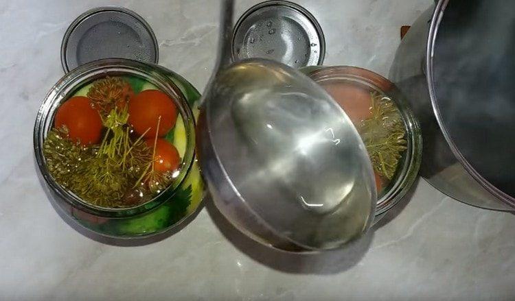 Gießen Sie das Gemüse mit kochendem Wasser.