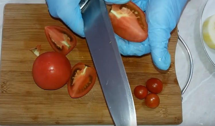 Leikkaa tomaatit neljänneksiksi.