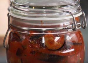 Cucinare deliziose melanzane in salsa di pomodoro secondo una ricetta passo-passo con una foto.