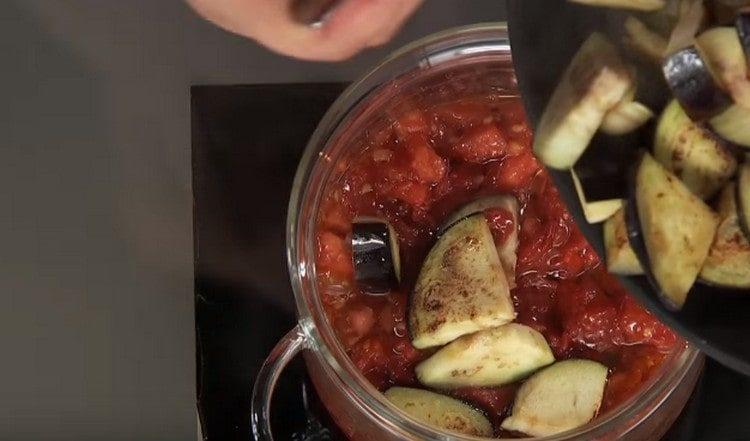 Į pomidorų masę sudėkite keptą baklažaną.