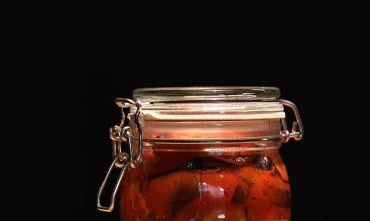 يتم تخزين الباذنجان المحضر وفقًا لهذه الوصفة في صلصة الطماطم.