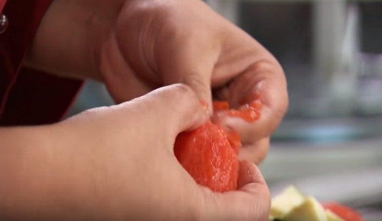 الآن يمكنك تقشير الطماطم بسهولة من الطماطم.