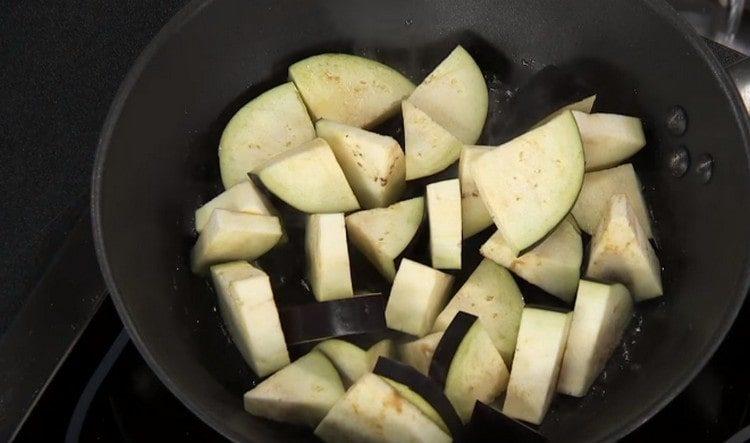 Mettiamo le melanzane in una padella con olio vegetale.