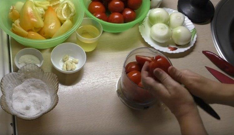 Leikkasimme tomaatit ja levitämme ne sekoittimen kulhoon.