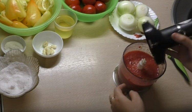 Tomaten in einem Mixer mahlen.