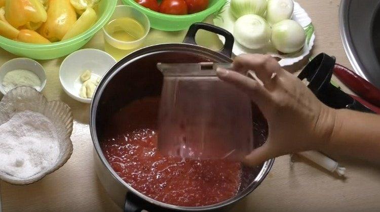 Pomidorų masę galima nedelsiant perkelti į keptuvę.