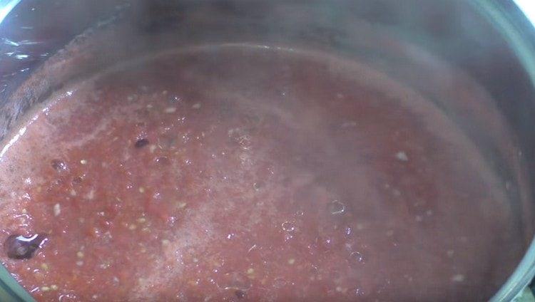 ضعي كتلة الطماطم على الموقد لتطبخ.