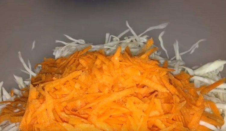 Настържете зелето и настържете морковите.