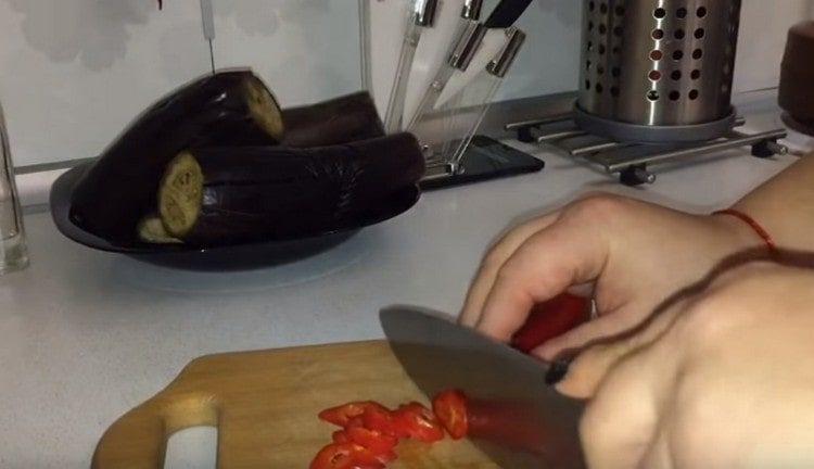 Κόβουμε το ζεστό πιπέρι σε λεπτές δαχτυλίδια.