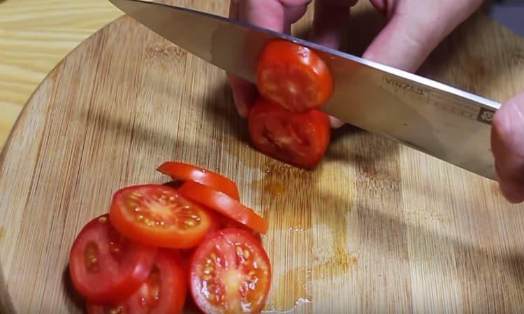 Wir schneiden Tomaten im Kreis.