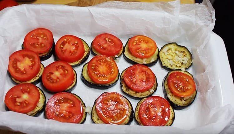 Levitä tomaattien ympyrä jokaisen munakoisoviipaleiden päälle.
