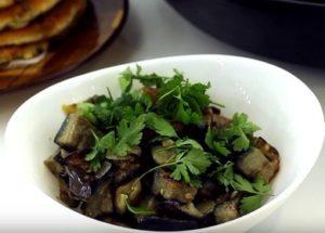 الباذنجان لذيذ مع البيض: طبخ وفقا وصفة خطوة بخطوة مع صورة.