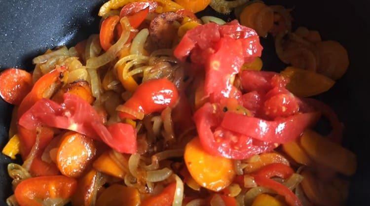 Обелете доматите от корите и ги разпределете в тигана за зеленчуци.