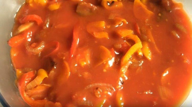 Supilkite visas daržoves su pomidorų sultimis, druska ir troškinkite ant silpnos ugnies.