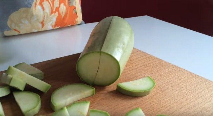 tagliare le zucchine.